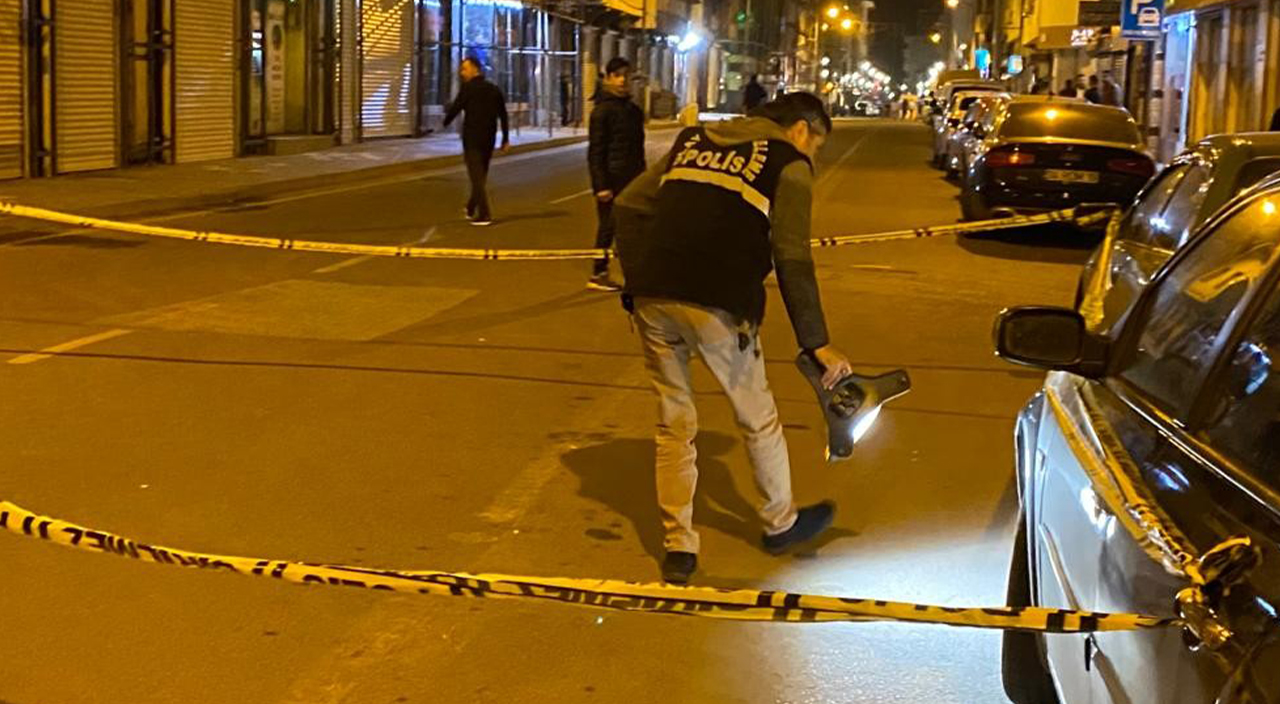 Oğlunun bıçaklandığını gören baba kurşun yağdırdı: 3 yaralı Oğlunun bıçaklandığını gören baba kurşun yağdırdı: 3 yaralı