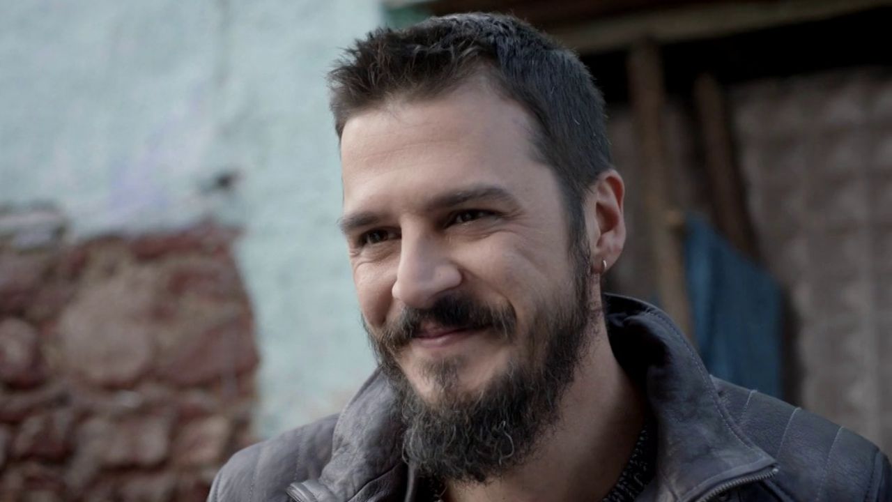 Yakışıklı oyuncu çocukluk fotoğrafını paylaştı! Gülüşü hiç değişmemiş