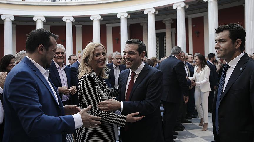 Çipras sözünü tuttu! İlk kez kravat taktı