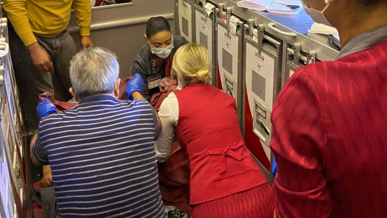 Uçakta doğum yaptıran Türk cerrah ABD basınında