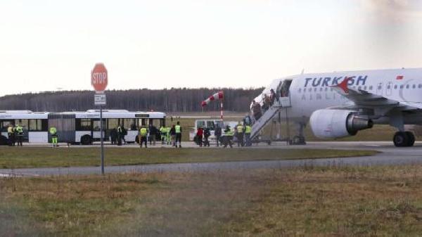 THY uçağı indi, havalimanı kapatıldı