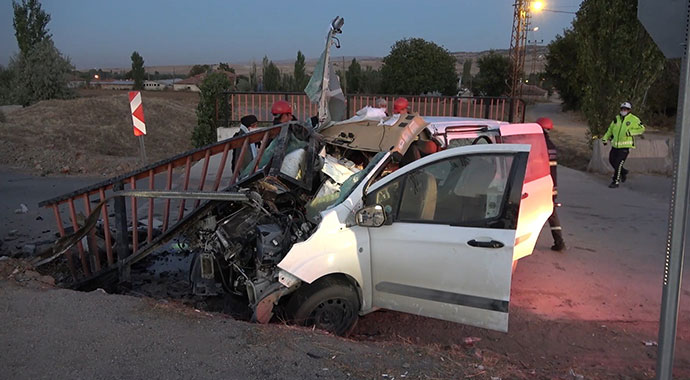 Araç demir korkuluğa saplandı: 1 ölü, 2 ağır yaralı