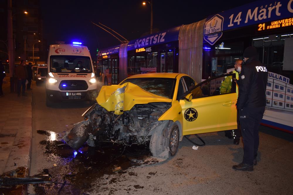 Ticari taksi aydınlatma direğine çarptı araçta sıkışan sürücü feci şekilde öldü