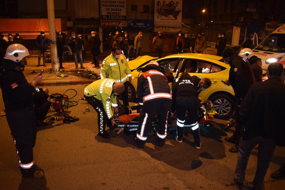 Ticari taksi aydınlatma direğine çarptı araçta sıkışan sürücü feci şekilde öldü