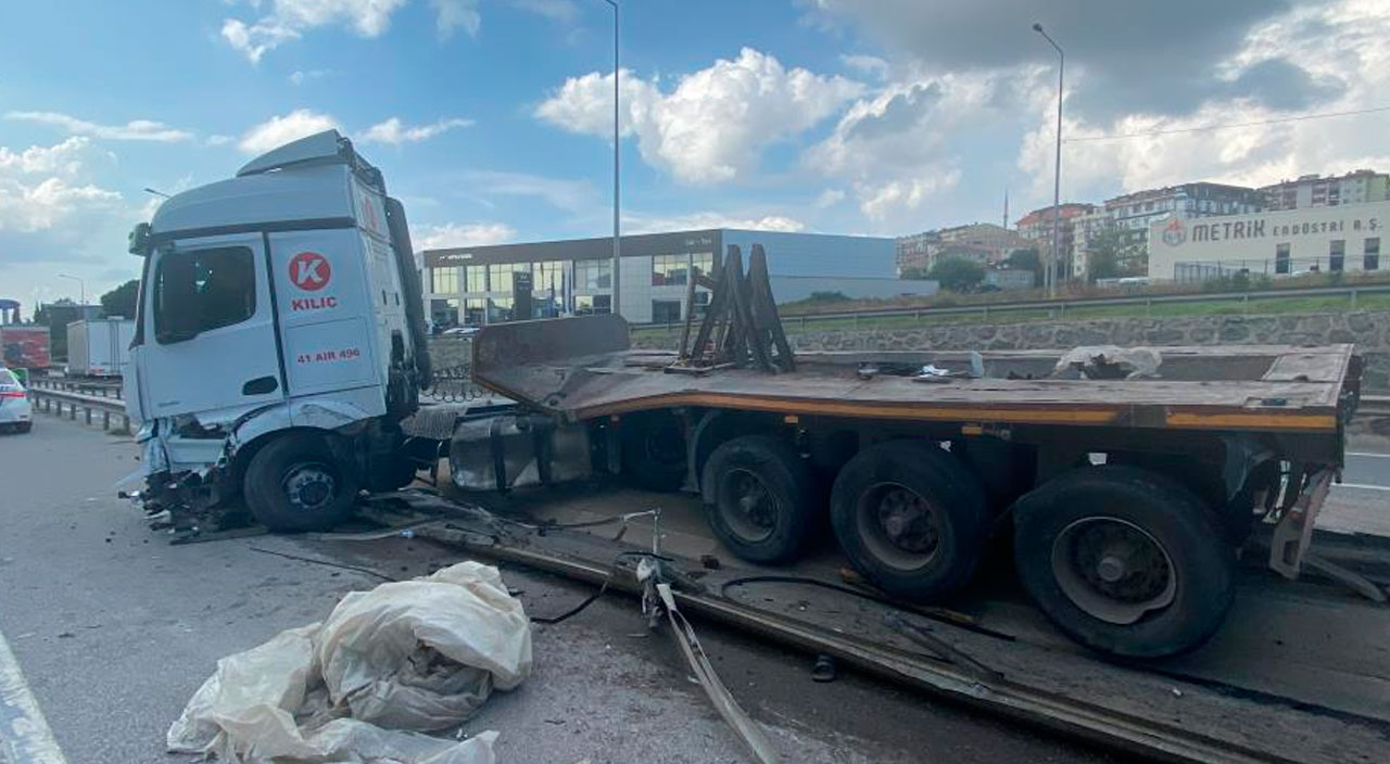 Lastiği patlayan tır bariyere girdi, tonlarca ağırlıktaki demir rulolar yola saçıldı