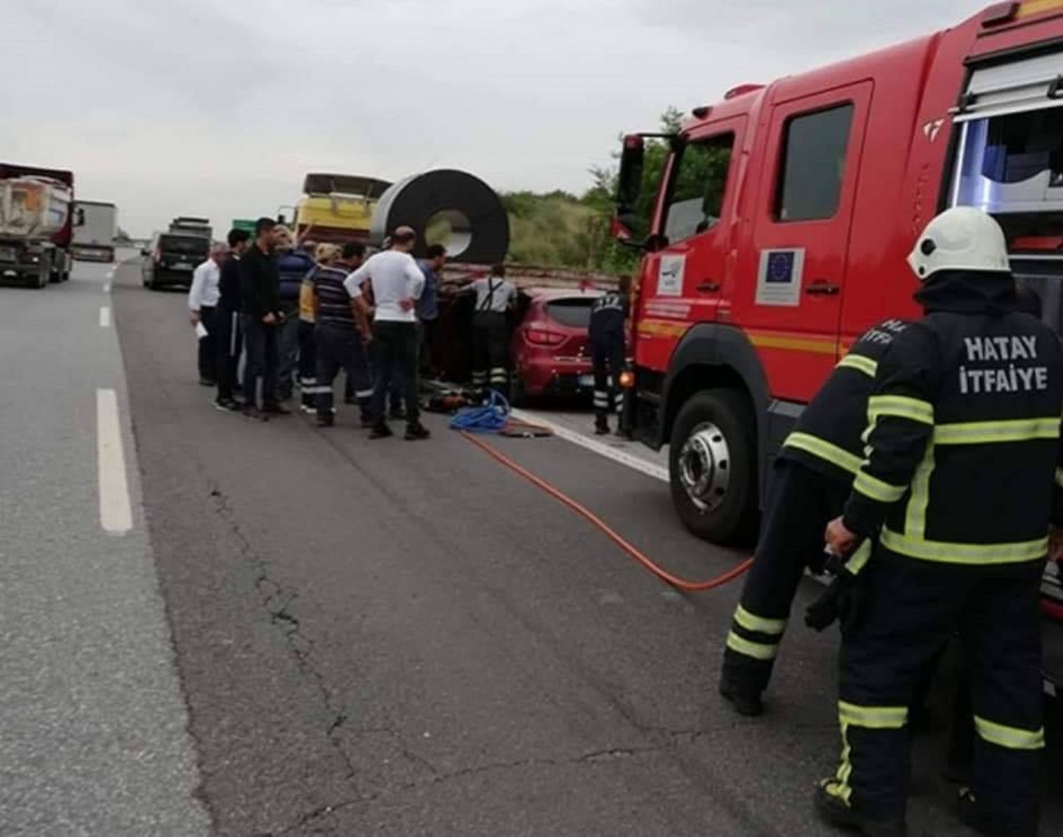 Tırın altına giren otomobilin sürücüsü yaralandı