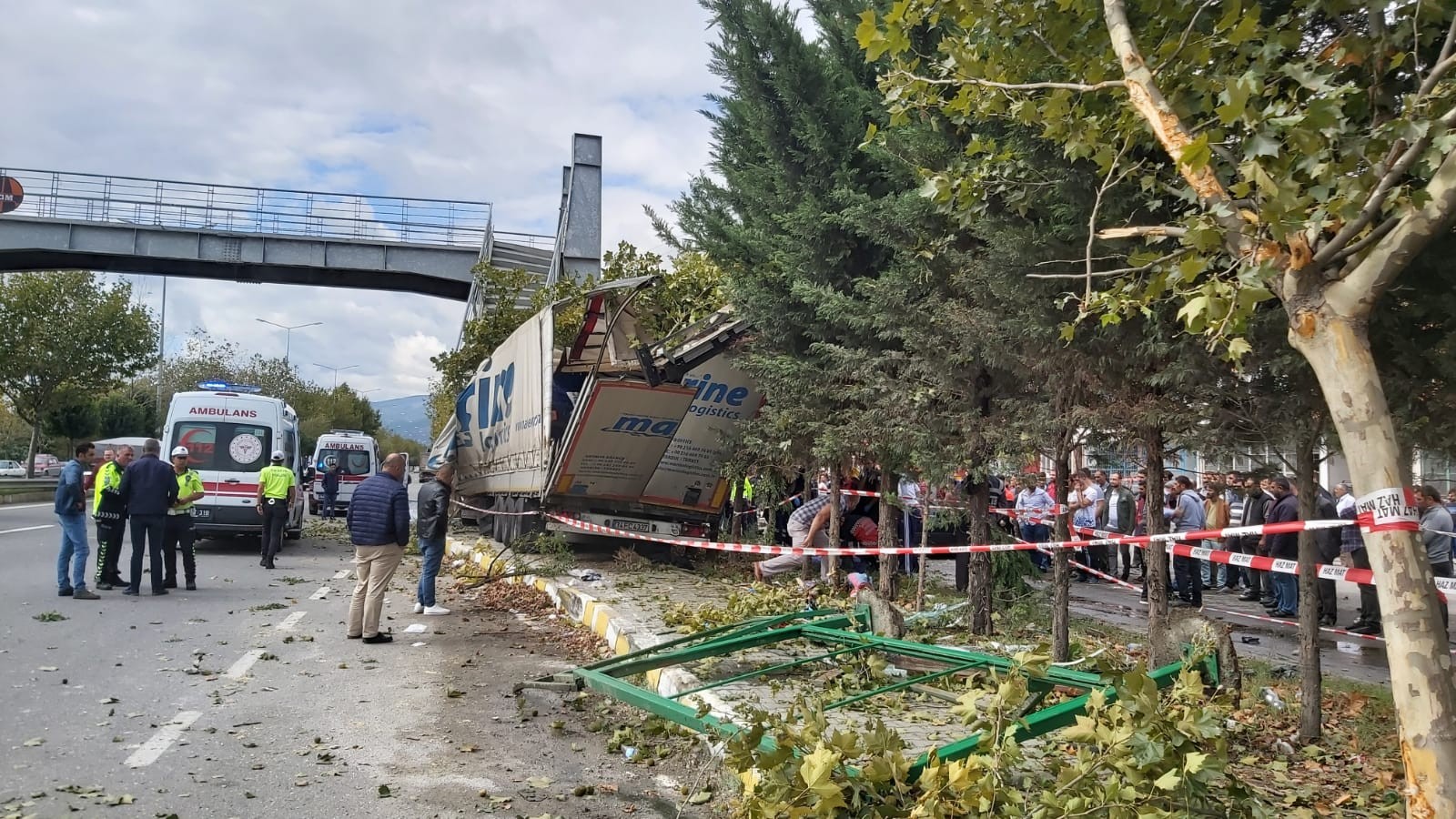 Sakarya'da tır otobüs durağına çarptı: 2 ölü, 3 yaralı