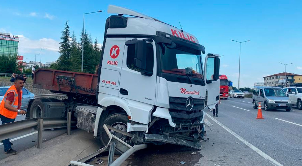 Lastiği patlayan tır bariyere girdi, tonlarca ağırlıktaki demir rulolar yola saçıldı