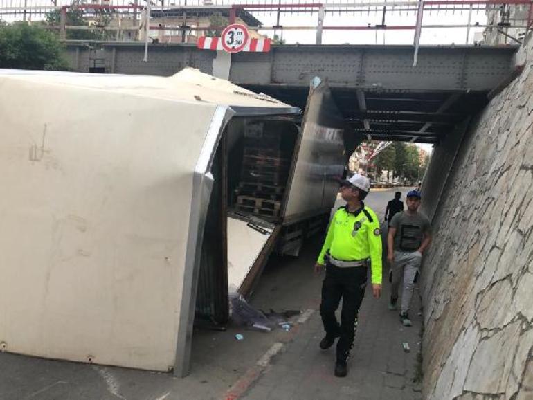 TIR alt geçitte sıkıştı