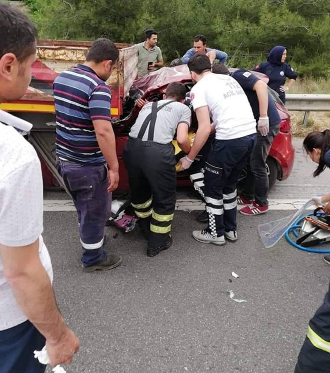 Tırın altına giren otomobilin sürücüsü yaralandı