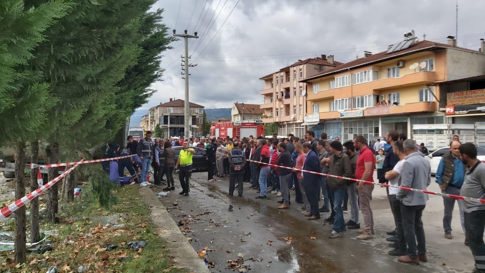 Sakarya'da tır otobüs durağına çarptı: 2 ölü, 3 yaralı