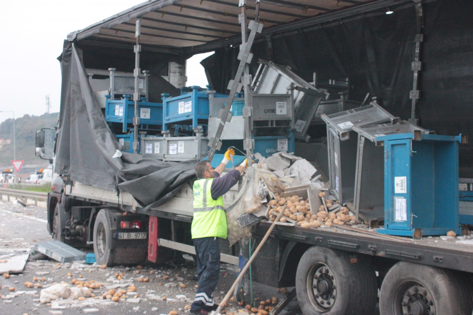 Kuzey Marmara otoyolunda yanan TIR küle döndü