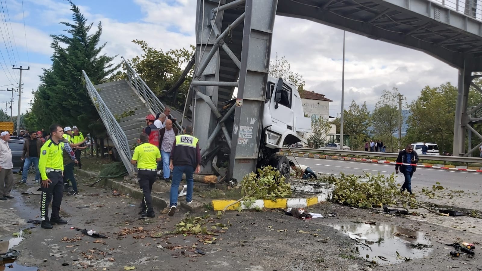 Sakarya'da tır otobüs durağına çarptı: 2 ölü, 3 yaralı