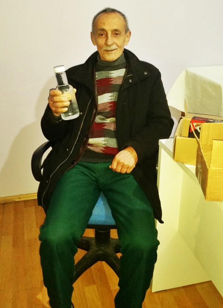 Telefon kazandığını sandı, paketten su şişesi çıktı