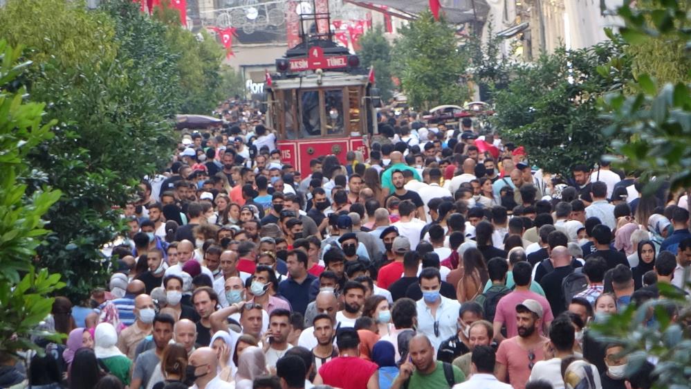 İstiklal Caddesi hınca hınç doldu