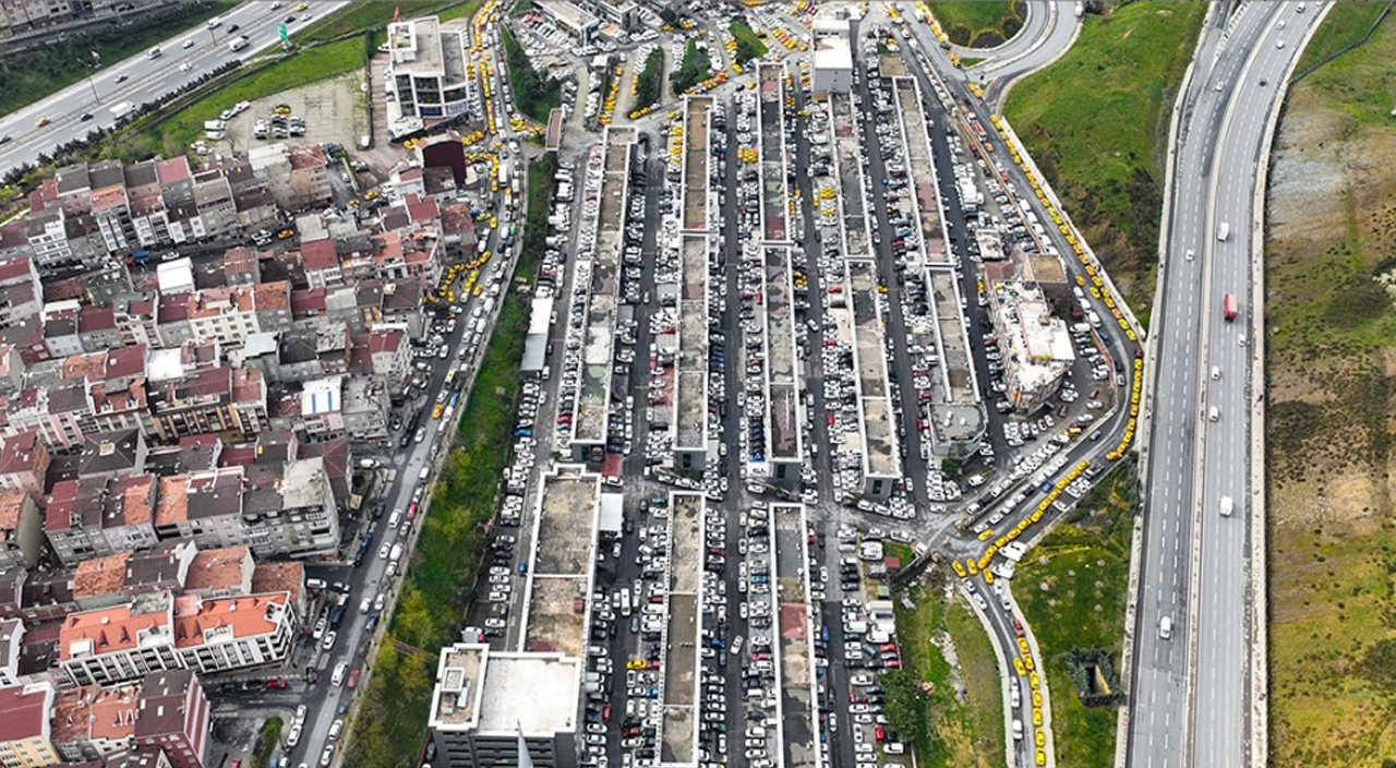 Taksiciler taksimetre ayarı için uzun kuyruklar oluşturdu