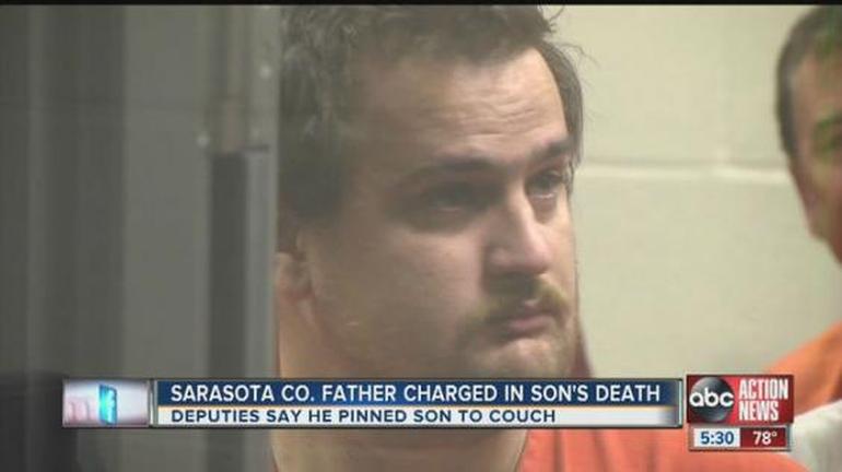 Çocuğunun üstüne oturdu öldürdü Çocuğunun üstüne oturdu öldürdü