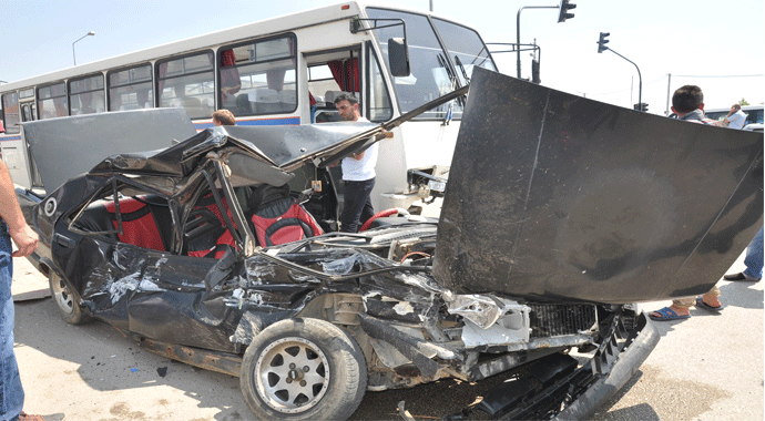 Otobüsle çarpışan otomobil hurdaya döndü