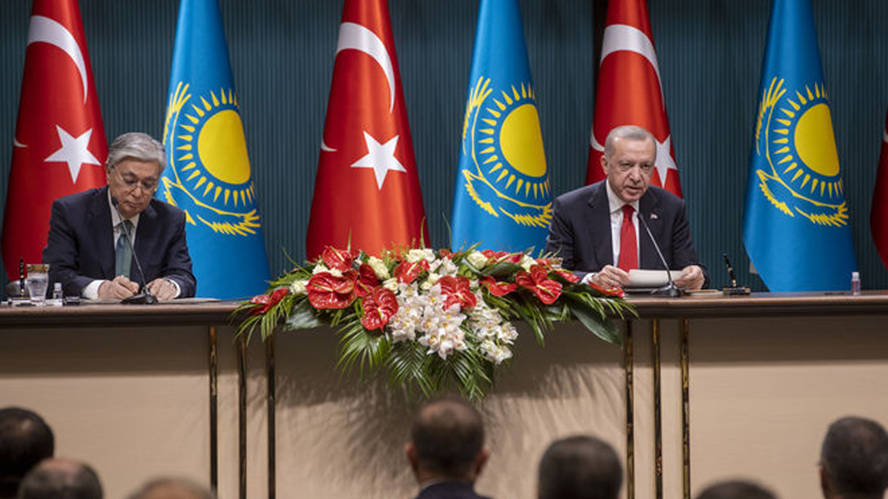 Erdoğan, ‘Hedef 10 milyar dolar’ diyerek duyurdu: Kazakistan’la 15 yeni anlaşma Erdoğan, ‘Hedef 10 milyar dolar’ diyerek duyurdu: Kazakistan’la 15 yeni anlaşma