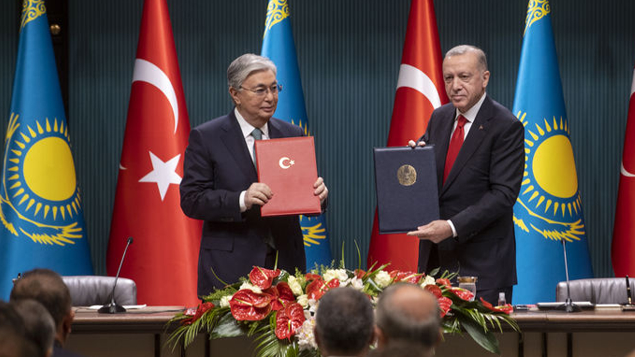 Erdoğan, ‘Hedef 10 milyar dolar’ diyerek duyurdu: Kazakistan’la 15 yeni anlaşma Erdoğan, ‘Hedef 10 milyar dolar’ diyerek duyurdu: Kazakistan’la 15 yeni anlaşma