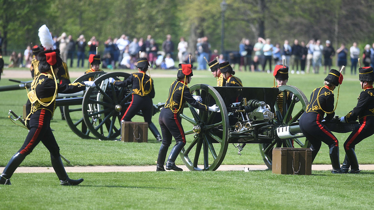 İngiltere Kraliçesi II. Elizabeth 96'ncı yaşını kutluyor! Tahttaki 70'inci yılına özel bebek üretildi