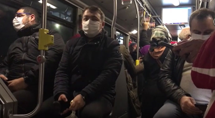 İstanbul'da toplu taşıma araçlarında ve duraklarda yolcu yoğunluğu