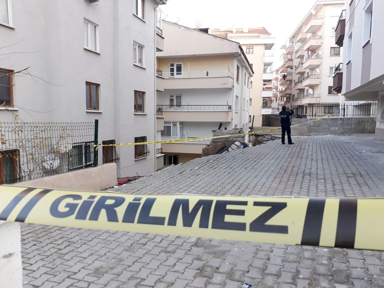 Başkent'te toprak kayması: 2 araç göçük altında kaldı