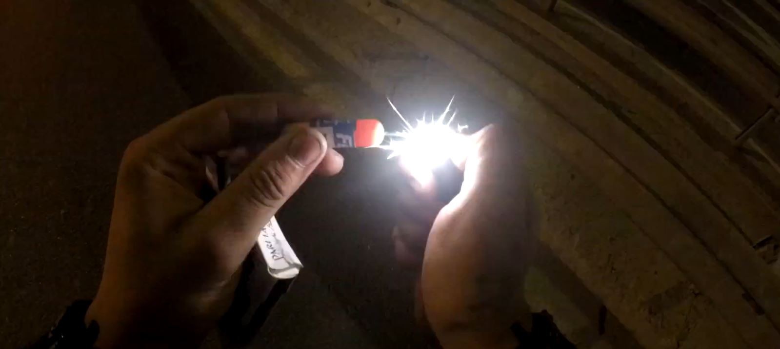 E-5 karayolunda motosikletli gencin trafikte attığı torpil otobüsün altında patladı
