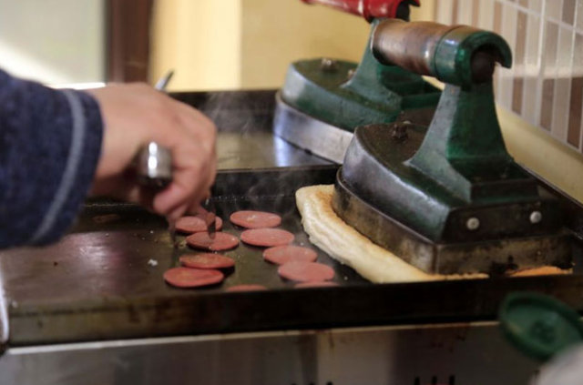 Pantolon paçası yerine 'tost' ütülüyor