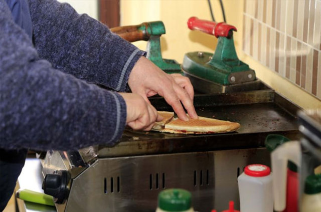 Pantolon paçası yerine 'tost' ütülüyor