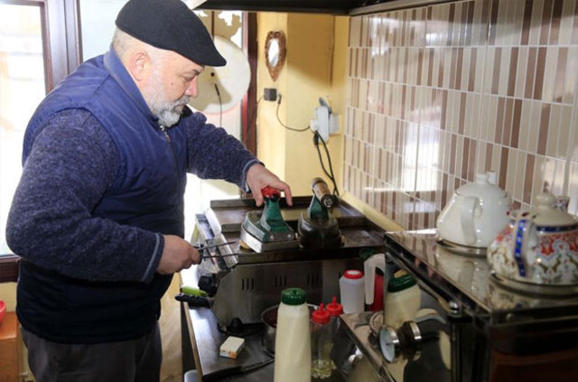 Pantolon paçası yerine 'tost' ütülüyor