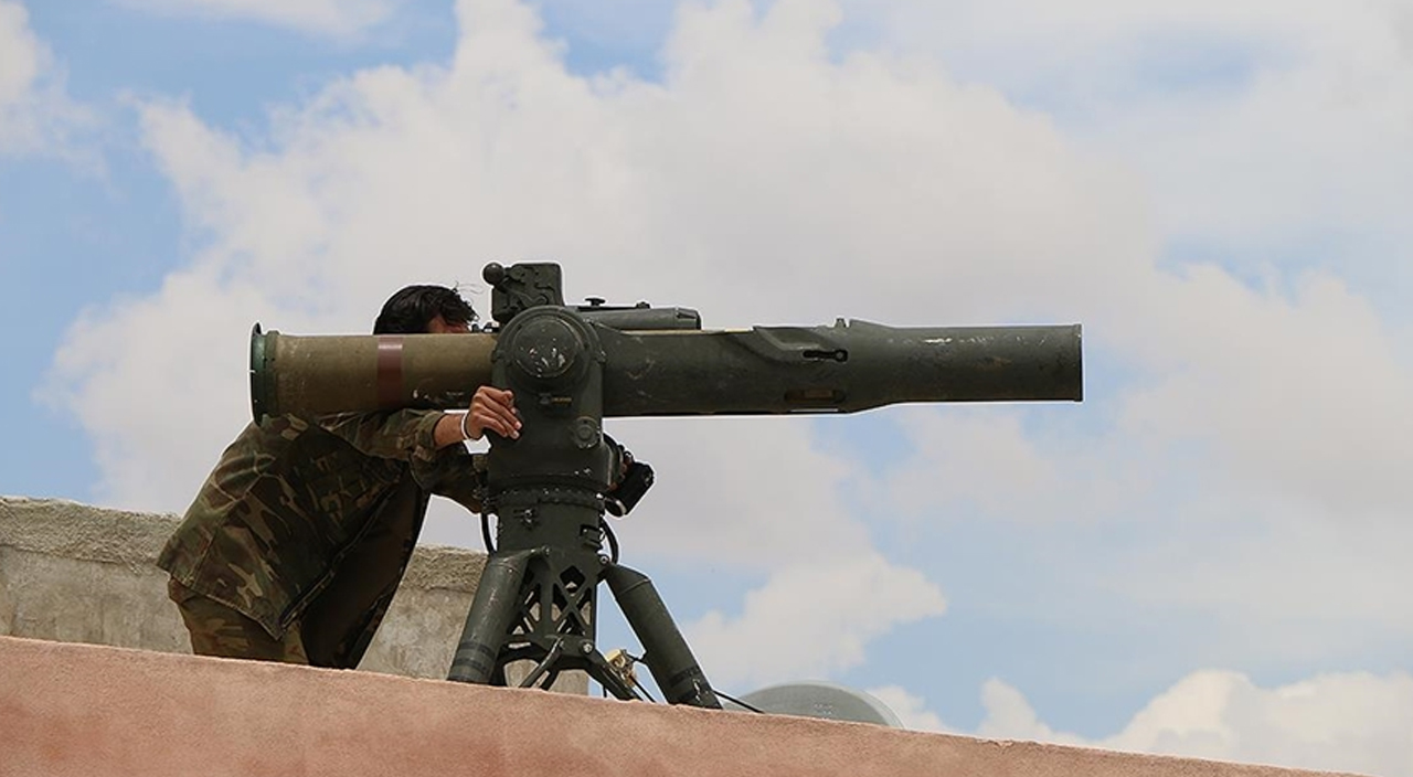 Görüntüler Münbiç'ten! ABD'nin TOW tanksavarları YPG/PKK’lıların elinde Görüntüler Münbiç'ten! ABD'nin TOW tanksavarları YPG/PKK’lıların elinde