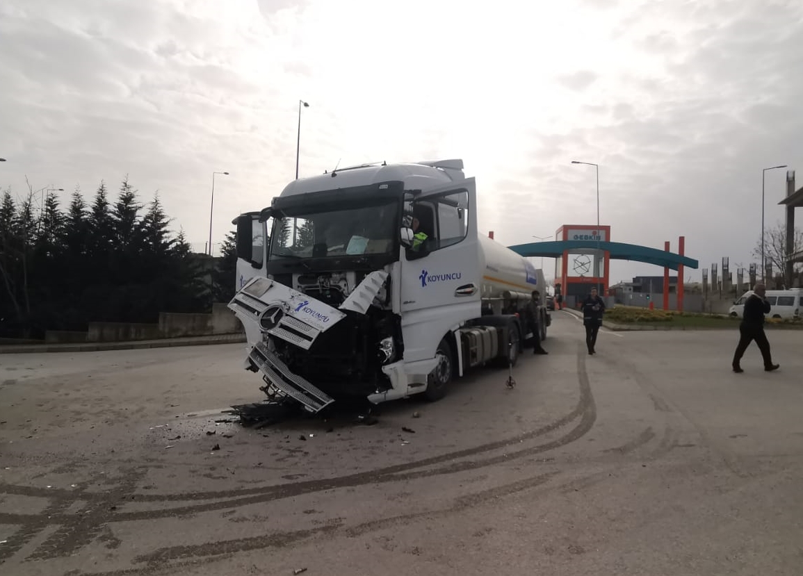 Kocaeli'nde tanker, servis aracı ile çarpıştı: 22 yaralı