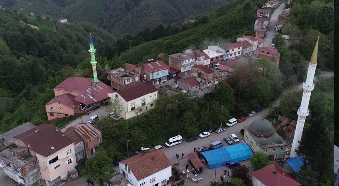 Türkiye bu mahalleyi konuşuyor: Komşu iki ev ayrı saatlerde oruç açıyor