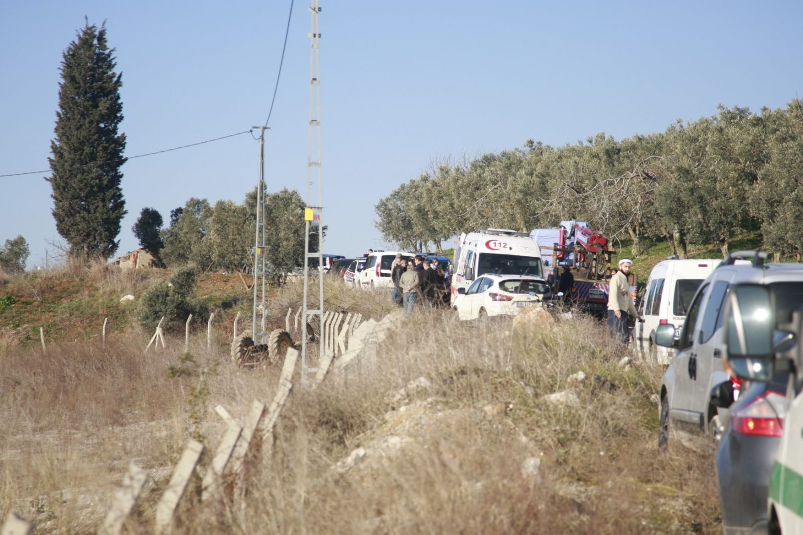 Ailesi onu arıyordu...Şarampole yuvarlanan traktöründe ölü bulundu
