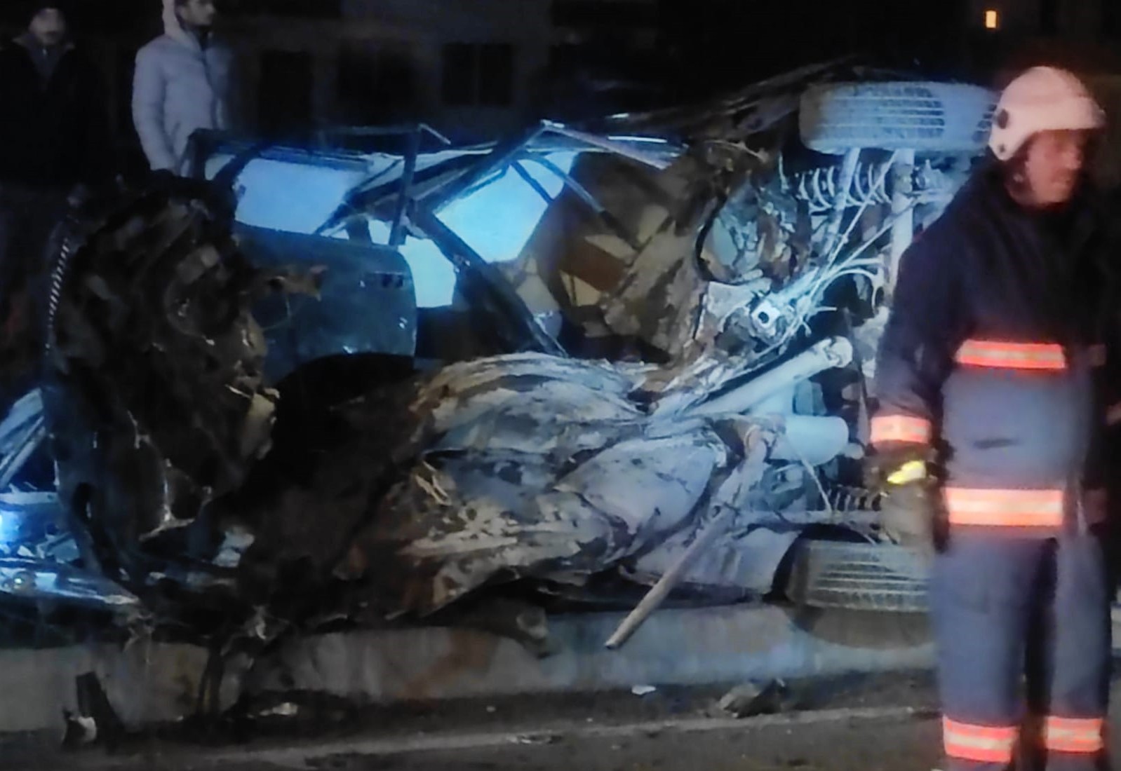 Trabzon'da feci kaza! Araba 3'e ayrıldı, ölü ve yaralılar var