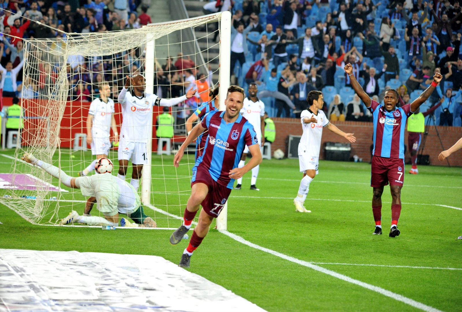 Trabzonspor, Beşiktaş'ı 2 golle geçti (Trabzonspor 2-1 Beşiktaş)