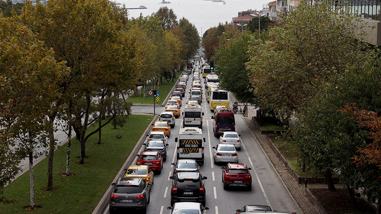 İBB'nin çevre düzenlemesi sonrası trafik kitlendi: Sürücüler isyan etti