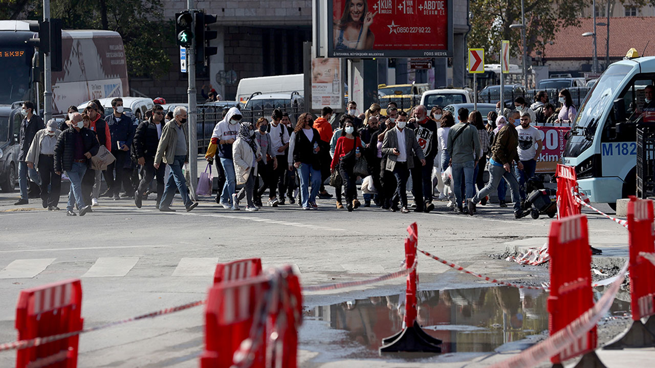 İBB'nin çevre düzenlemesi sonrası trafik kitlendi: Sürücüler isyan etti