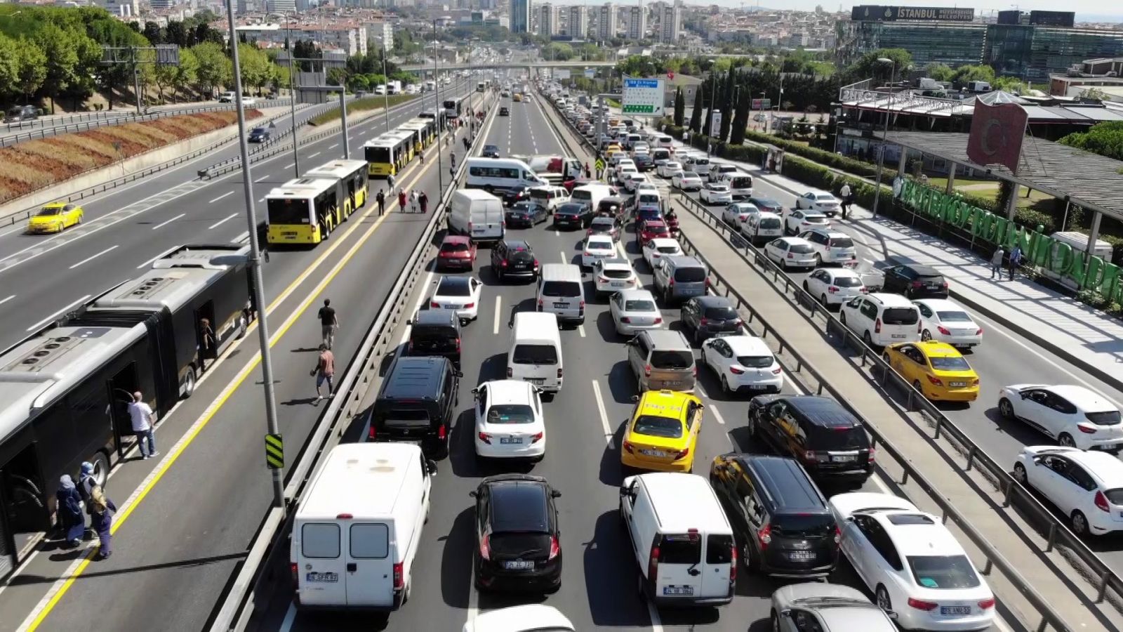 Zeytinburnu'nda metrobüs alev alev yandı