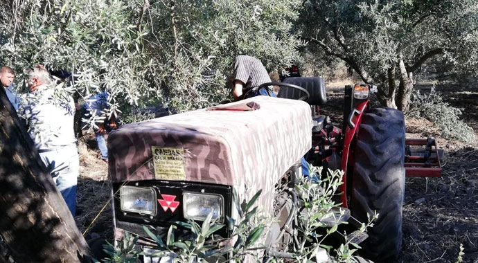 Korkunç! Zeytin ağacına sıkıştı, traktörün üzerinde ölü bulundu