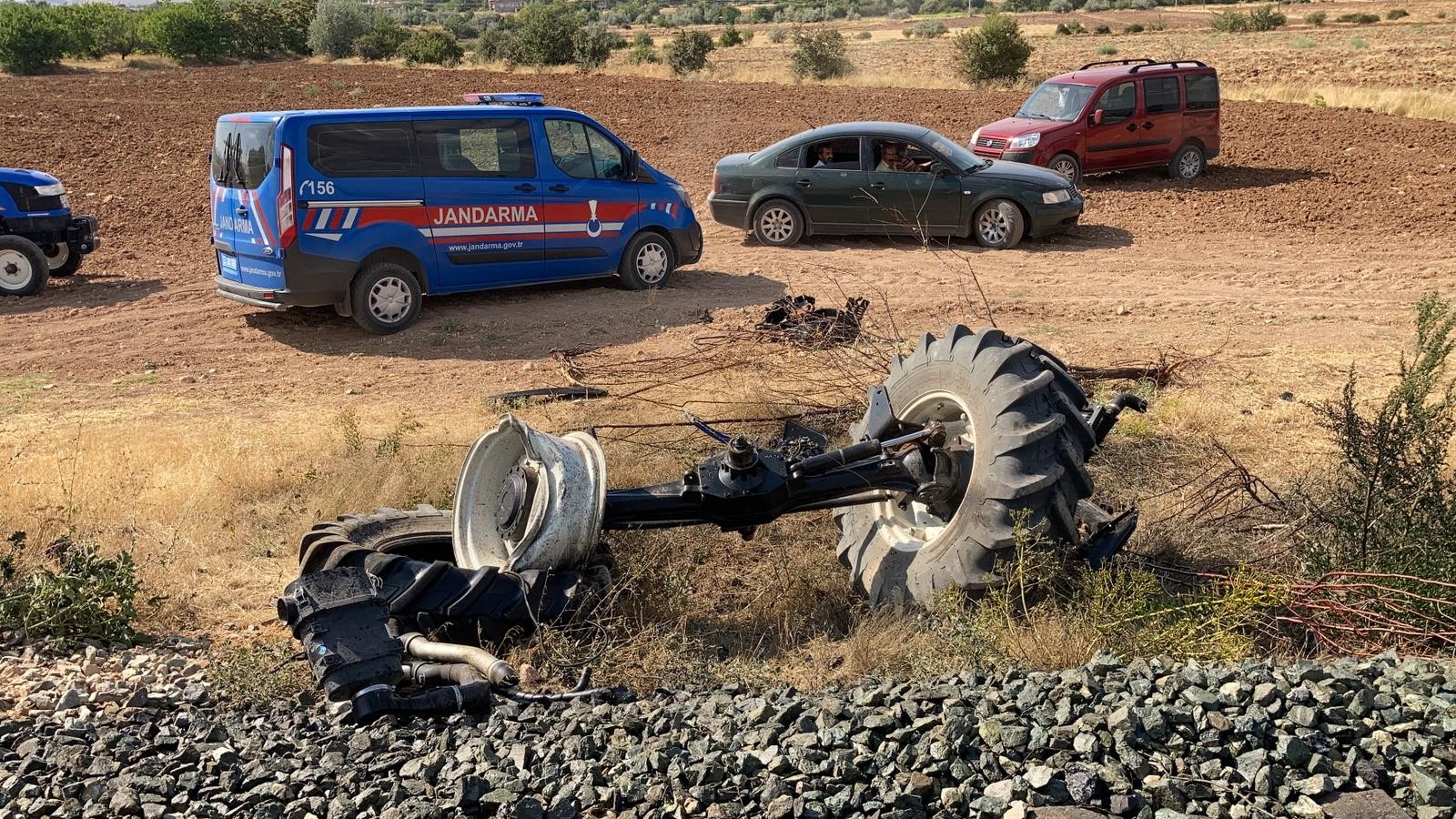 Elazığ'da tren kazası, traktör ikiye bölündü