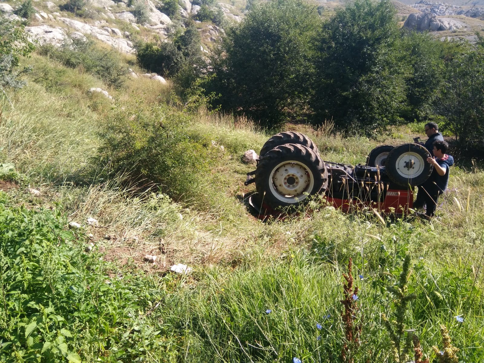Traktör kazasında baba öldü oğlu yaralı kurtuldu