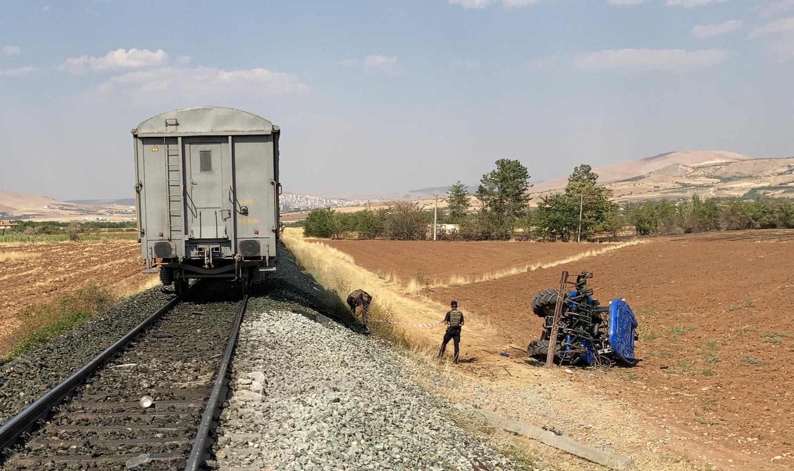 Elazığ'da tren kazası, traktör ikiye bölündü