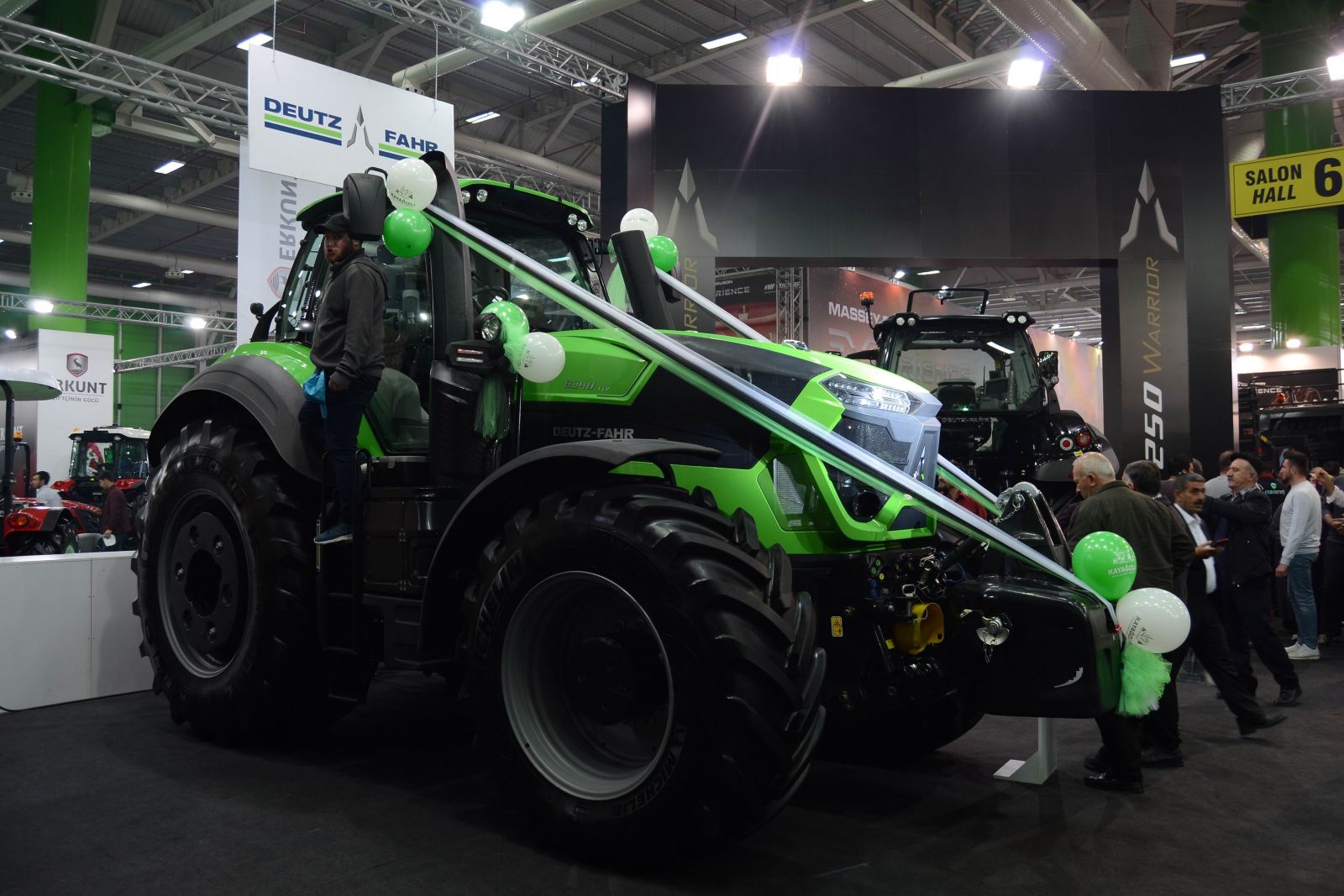 Türkiye'nin en büyük traktörlerinden biri Konya'da rekor fiyata satıldı