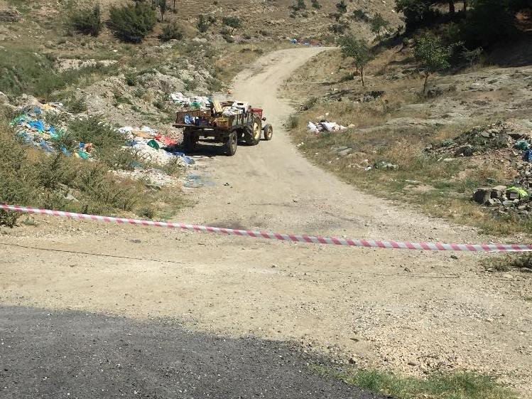 Traktör römorkunun altında kahvaltı etmek istedi, canından oldu