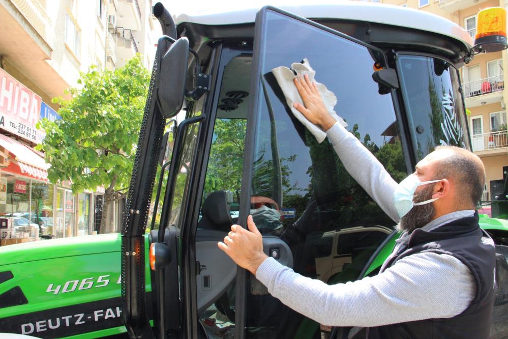 Sürekli arabasını alan arkadaşlarına kızdı, otomobilini bırakıp traktör aldı