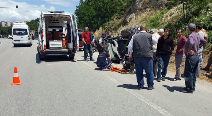 Karacabey'de traktör devrildi: 2 yaralı