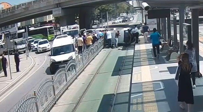 Tramvay yolunda hız yapan otomobil yolcu dolu durağa saplandı