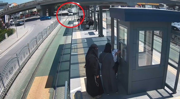 Tramvay yolunda hız yapan otomobil yolcu dolu durağa saplandı